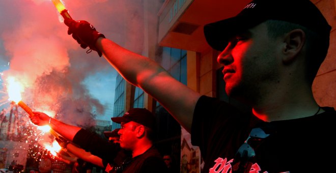 Miembros del partido ultraderechista griego Amanecer Dorado durante un acto de campaña de la formación en Atenas. - REUTERS