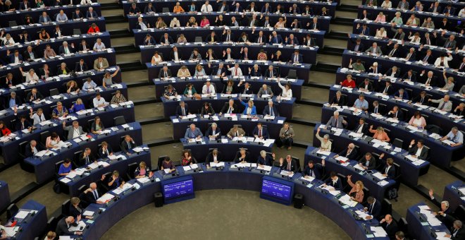 12/09/2018 Los eurodiputados votan la polémica directiva del 'copyright' este miércoles en la sede del Parlamento Europeo, en Estrasburgo. REUTERS/Vincent Kessler