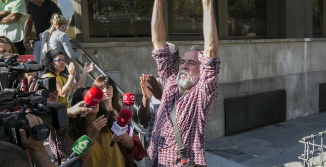 13/09/2018.- El actor Willy Toledo atiende a los medios de comunicación tras declarar hoy ante el juzgado de instrucción número 11 de Madrid acusado de vejación contra los sentimientos religiosos y ha reiterado mediante un escrito que no ha cometido ningú