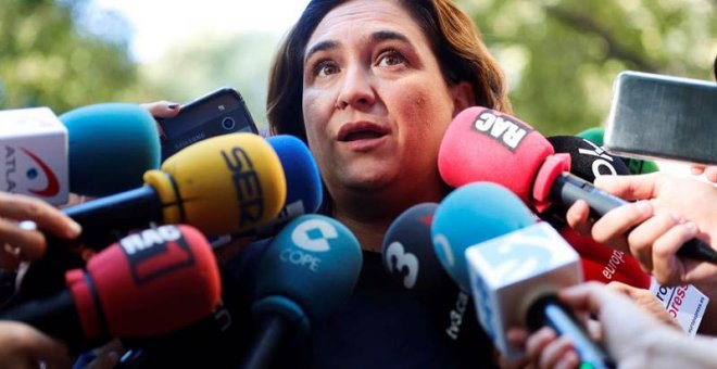 La alcaldesa de Barcelona, Ada Colau, atiende a los medios en la Diada. (ALEJANDRO GARCÍA | EFE)