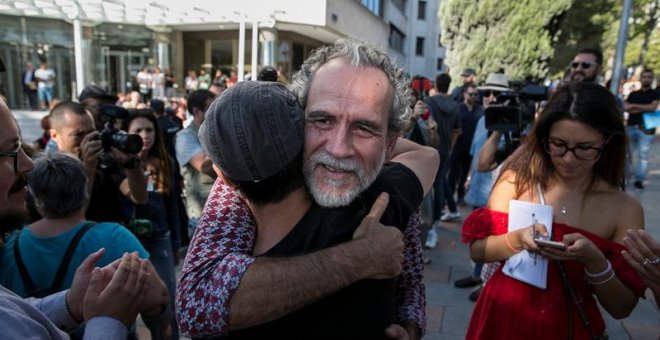 13/09/2018.- El actor Willy Toledo tras declarar hoy ante el juzgado de instrucción número 11 de Madrid acusado de vejación contra los sentimientos religiosos y ha reiterado mediante un escrito que no ha cometido ningún delito y que no considera "necesari