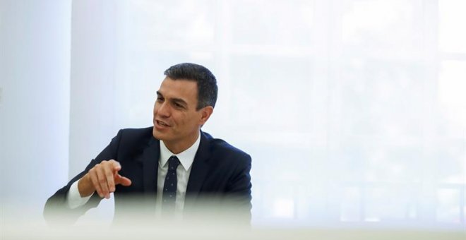 13/09/2018.- El presidente del Gobierno, Pedro Sánchez, durante el encuentro que ha mantenido con el presidente de La Rioja, José Ignacio Ceniceros, esta tarde en el Palacio de la Moncloa. EFE/ Emilio Naranjo