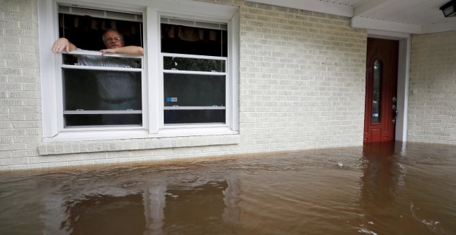 Un hombre espera a poder ser rescatado de su casa después del paso de Florence. | REUTERS/Jonathan Drake