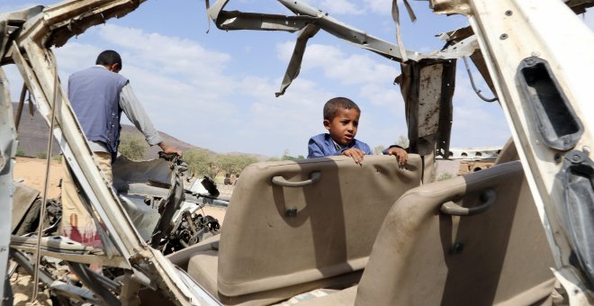 Un niño que sobrevivió al ataque en Sadaa (Yemen) sobre un bus que quedó completamente destruido  - Reuters