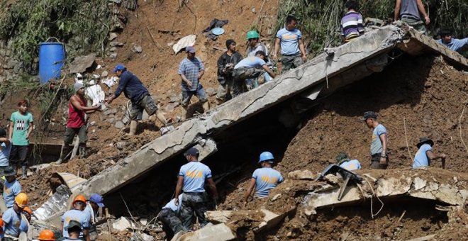 16/09/2018.- Miembros de los servicios de rescate trabajan en las labores de búsqueda de víctimas tras un corrimiento de tierra en una mina en el municipio de Itogon en la provincia de Benguet (Filipinas) hoy, 17 de septiembre de 2018. Las autoridades fil