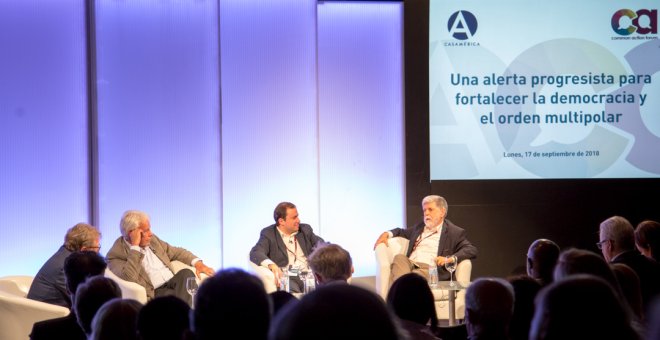 Juan Luis Cebrián, Felipe González, Gaspard Estrada y Celso Amorim en la primera mesa abierta de ayer en Casa América