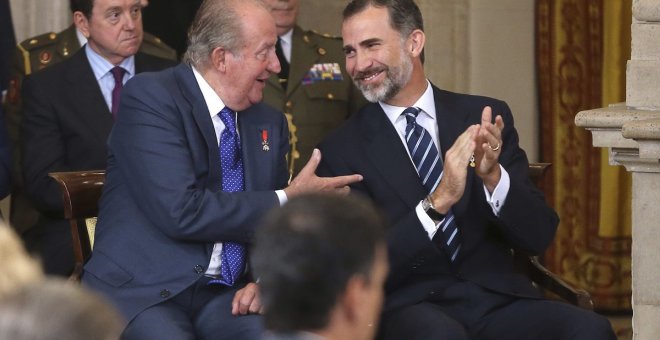 El rey Felipe VI conversa con Juan Carlos. - EFE