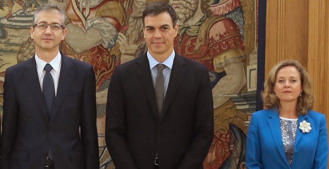 El presidente del Gobierno, Pedró Pérez, con el nuevo gobernador del Banco de España, Pablo Hernández de Cos (nombrado por Mariano Rajoy), y la ministra de Economía, Nadia Calviño, en el Palacio de la Zarzuela, el dia de la promesa de cargo del regulador