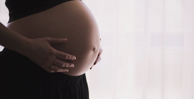 Una mujer embarazada.