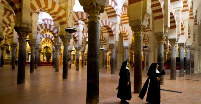 Una monjas visitan la Mezquita-Catedral de Córdoba. AFP / Gerard Julien