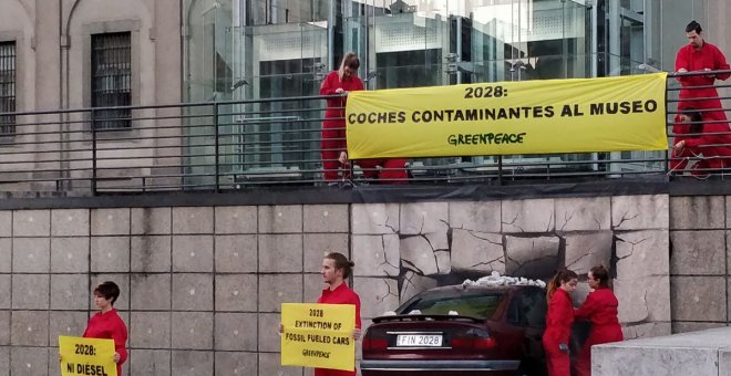 Momento de la acción realizada por Greenpeace en el Museo Reina Sofía - Twitter de Greenpeace