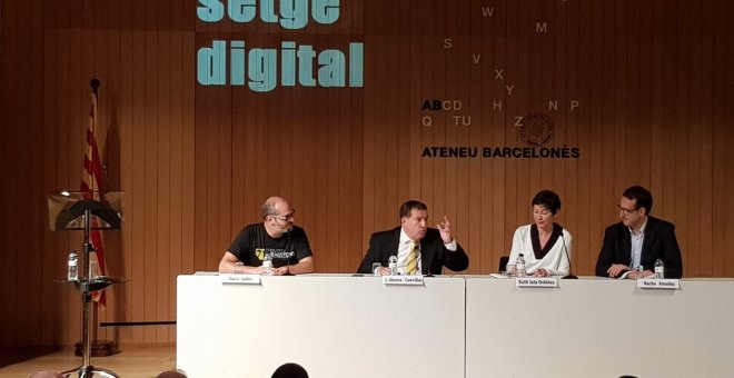 Quico Sallés, Jaume Alonso-Cuevilas, Ruth Sala i Nacho Amadoz, en el col·loqui 'Estat de setge digital' a l'Ateneu Barcelonès, en què també ha participat el conseller Joan Puigneró.
