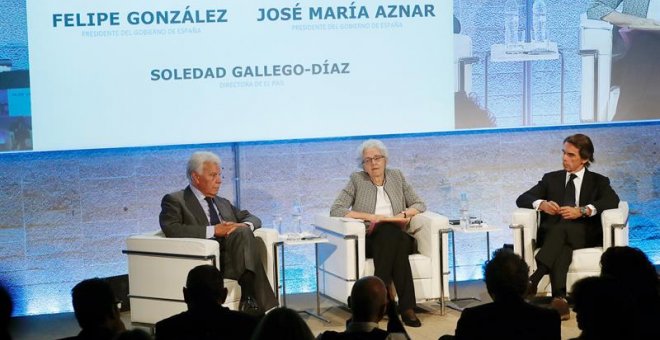 Los expresidentes del Gobierno Felipe González (i) y José María Aznar, junto a la presidenta de El País, Soledad Gallego-Díaz, durante un acto sobre el 40 aniversario de la Constitución organizado por El País y la Cadena SER. EFE/ J.P.Gandul