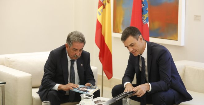 Miguel Ángel Revilla despachando justo a Pedro Sánchez en La Moncloa, en una foto de archivo. | Marta Fernández - Europa Press