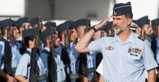 Felipe VI pasa revista a las tropas durante una reciente visita a la base aérea de Morón de Frontera. (Raúl Caro | EFE)
