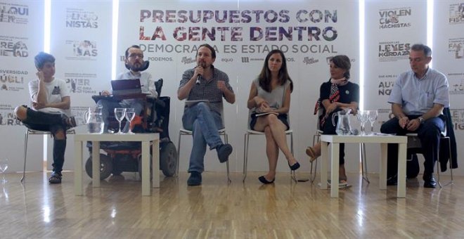 El líder de Podemos, Pablo Iglesias, el secretario de Organización, Pablo Echenique y la portavoz adjunta en el Congreso, Ione Belarra, entre otros asistentes, durante la presentación del documento "Presupuestos con la gente dentro. Democracia es Estado s