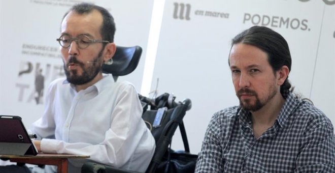 El líder de Podemos, Pablo Iglesias (d) y el secretario de Organización, Pablo Echenique, durante la presentación del documento "Presupuestos con la gente dentro. Democracia es Estado social", esta tarde en el Círculo de Bellas Artes de Madrid. EFE/ Zipi