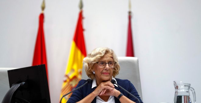 La alcaldesa de Madrid, Manuela Carmena, ha reaparecido en el debate del estado de la ciudad tras su caída el lunes de la semana pasada, que la mantuvo una noche en el hospital y obligó a posponer el Pleno, previsto para el martes 17. EFE/ Emilio Naranjo