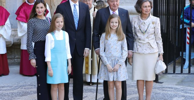 El rey Felipe VI, la reina Letizia, la princesa Leonor y la infanta Sofía con los reyes eméritos Juan Carlos y Sofía, tras la misa de Resurrección en Palma. EFE