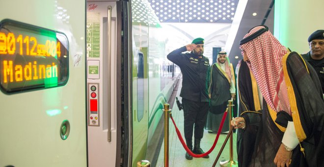 El rey Salman bin Abdelaziz de Arabia Saudí entra en uno de los vagones del tren AVE que conecta Medina con la Meca, en la inauguración oficial en la ciudad de Yeda. REUTERS
