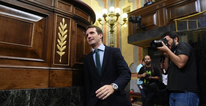 El presidente del PP, Pablo Casado, a su entrada al hemiciclo, para asistir al pleno del Congreso de los Diputados. EFE/Fernando Villar