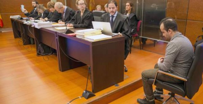 El condenado a prisión permanente revisable por asesinar a una bebé en Vitoria, en el juicio. EFE