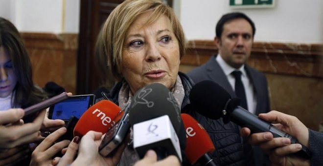 Celia Villalobos comparenciendo ante los medios.