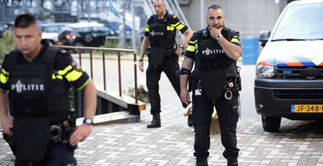 La policía evacúa el centro de conciertos Maassilo debido a una amenaza terrorista hoy, miércoles 23 de agosto de 2017, en Róterdam (Holanda). El concierto en Rotterdam de la banda estadounidense 'Allah-Las' ha sido cancelado.