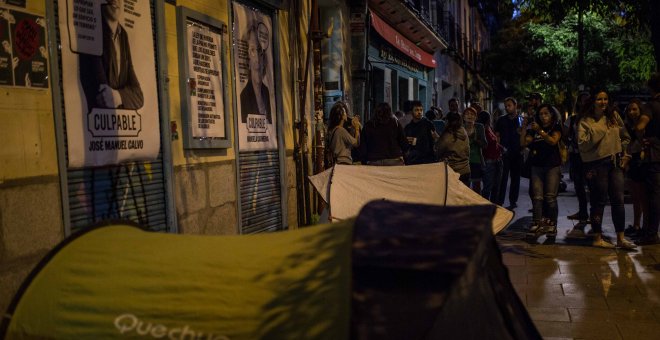 Activistas por el derecho a la vivienda acampan en la calle Argumosa par evitar el desahucio de Pepi, de 65 años. Una empresa inmobiliaria compró un tercio de la viviendas del bloque y quiere expulsar a los inquilinos para aumentar los precios del alquile