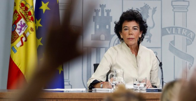 La ministra portavoz Isabel Celaá, durante la rueda de prensa consejo ministros celebrada en el Palacio de La Moncloa. EFE/Emilio Naranjo