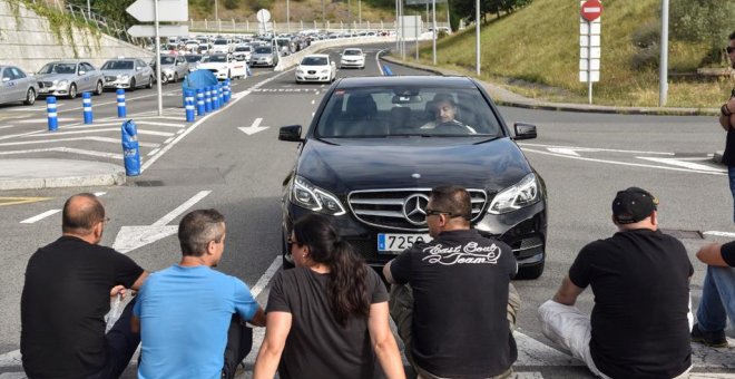 Varios taxistas impiden el paso de un VTC durante la jornada de protestas de agosto, en una foto de archivo. | EFE