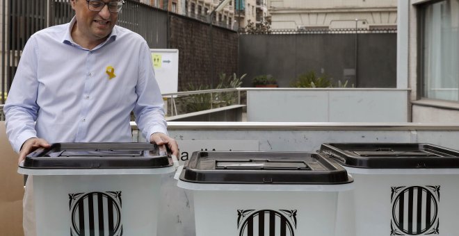 El presidente de la Generalitat, Quim Torra, sostiene una de las urnas del 1-O. EFE/Andreu Dalmau