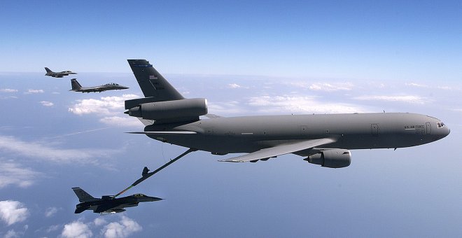 Los aviones KC135 tienen como principal misión abastecer de combustible en pleno vuelo a los cazabombarderos de combate. WIKIPEDIA
