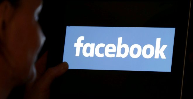 Logo de Facebook en una tableta. REUTERS/Regis Duvignau