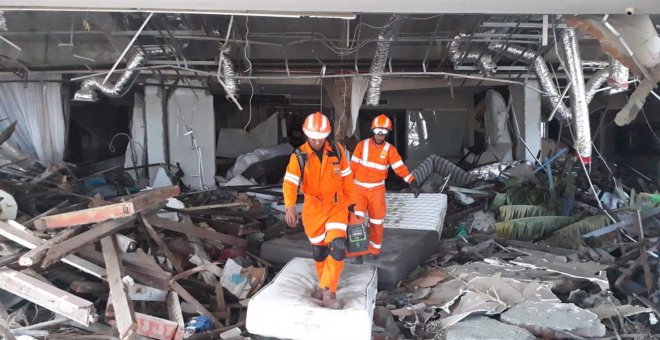 Rescatistas buscan víctimas en un edificio dañado en Palu, Sulawesi (Indonesia).- EFE