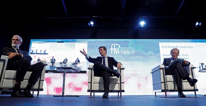 El presidente del PP, Pablo Casado, junto al rector de la Universidad de Comillas, Julio Luis Martínez, y al periodista Fernando Ónega, durante su participación en una mesa redonda sobre 'El papel de la Iglesia en una sociedad democrática' en una jornada