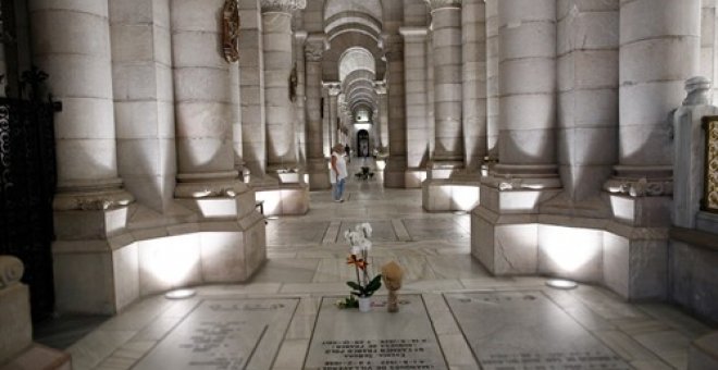 Sepultura de la hija del dictador Francisco Franco, Carmen Franco, en la cripta de la Parroquia de Santa María la Real de la Almudena en Madrid. EUROPA PRESS