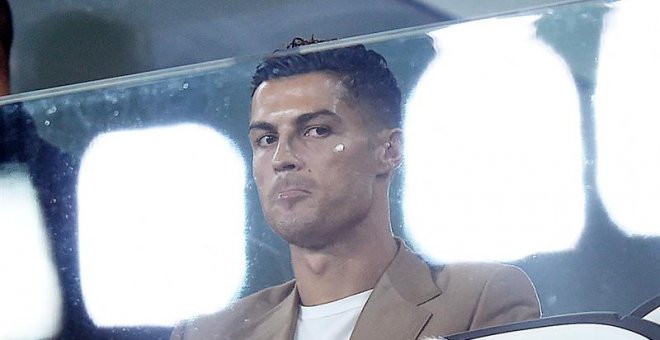 02/10/2018.- El jugador de Juventus Cristiano Ronaldo observa el juego desde las gradas hoy, martes 2 de octubre de 2018, durante un partido de la fase de grupos de la Liga de Campeones de la UEFA entre Juventus FC y BSC Young Boys Bern, en el estadio All