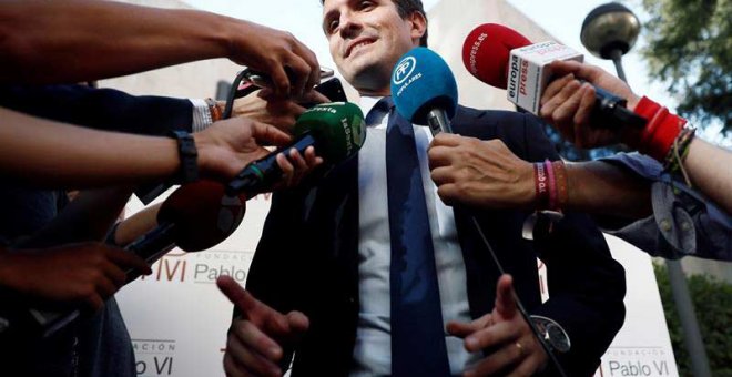 El presidente del PP, Pablo Casado, atiende a los medios de comunicación tras participar junto al presidente de la Junta de Extremadura, Guillermo Fernández Vara, en la mesa redonda sobre 'El papel de la Iglesia en una sociedad democrática' celebrada en M