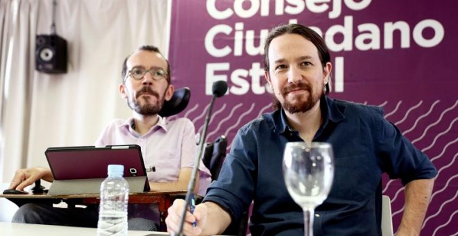 El líder de Podemos, Pablo Iglesias (d) y el secretario de Organización, Pablo Echenique durante la reunión del Consejo Ciudadano Estatal de Podemos, máximo órgano del partido entre asambleas, esta tarde en Madrid. EFE/ Mariscal