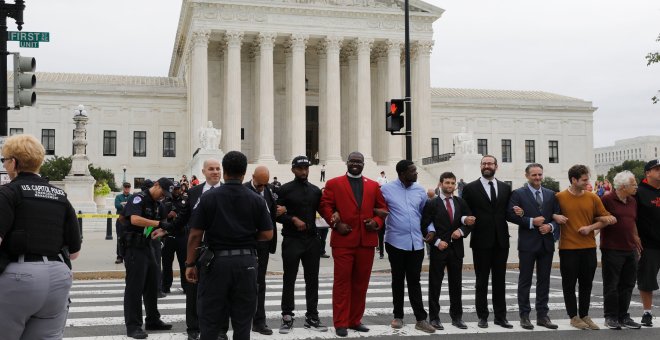 Manifestantes protestan delante del Tribunal Supremo de EEUU por el proceso de nominación del juez Brett Kavanaugh. /REUTERS