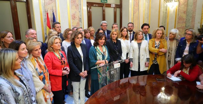 La diputada del PP Beatriz Escudero, rodeada por otras parlamentarias y parlamentarios del Grupo Popular, en su comparecencia en el Escritorio del Congreso de los Diputados. TWITTER GRUPO POPULAR