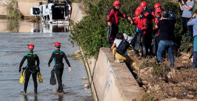 11/10/2018.- Los equipos de rescate de la Unidad Militar de Emergencias rastrean hoy, de "forma minuciosa", las zonas del Levante afectadas por las lluvias torrenciales en las que se sospecha podrían encontrar a las tres personas que permanecen desapareci