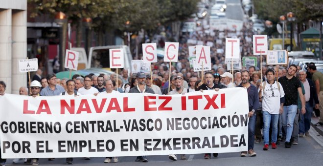 Los trabajadores de La Naval protagonizan una manifestación en Sestao (Vizcaya), coincidiendo con el aniversario del concurso de acreedores del astillero, ahora en proceso de liquidación. EFE/ Luis Tejido