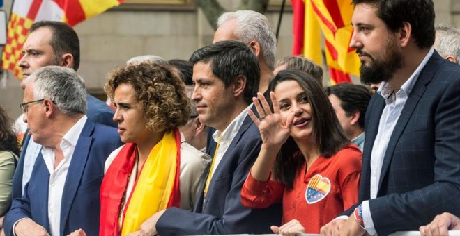 La lider de Ciudadanos en Cataluña, Inés Arrimadas (2d), junto a la portavoz del PP en el Congreso, Dolors Montserrat (2i), y el presidente de SCC, José Rosiñol (c), durante la movilización con motivo del 12 de octubre, en la que participan dirigentes de