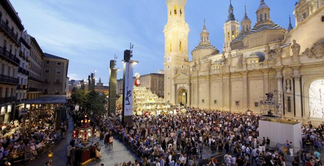 rocesión del Rosario de Cristal, uno de los actos más relevantes de las fiestas del Pilar de Zaragoza, cuyo origen se remonta al siglo XIX. EFE/JAVIER BELVER