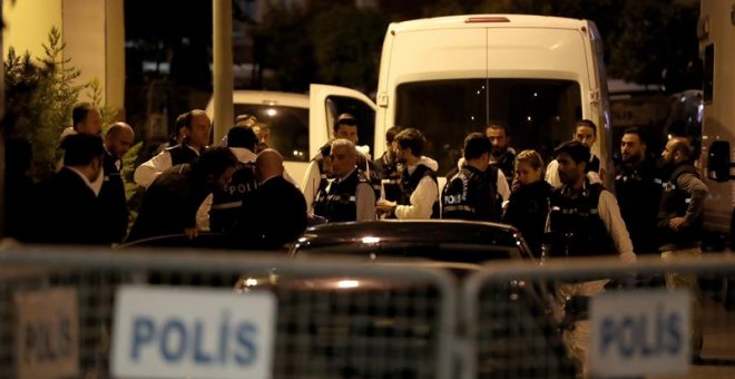 Miembros de la policía forense turca llegan al consulado saudí en Estambul. - EFE