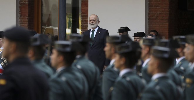 El teniente coronel Daniel Baena (alias 'Tácito' en Twitter) preside un desfile de la Guardia Civil en Catalunya. EFE