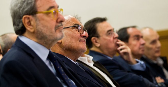 El exdirector general de CatalunyaCaixa, Adolf Todó (2i), con el expresidente de la entidad, Narcís Serra, durante el juicio en la Audiencia de Barcelona por los sueldos  millonarios en la antigua caja de ahorros. EFE/Enric Fontcuberta