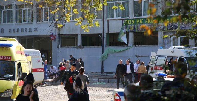 Personal de los servicios de emergencias atienden a varios heridos después de que un estudiante atentase contra el instituto politécnico de la ciudad de Kerch (Crimea). / EFE